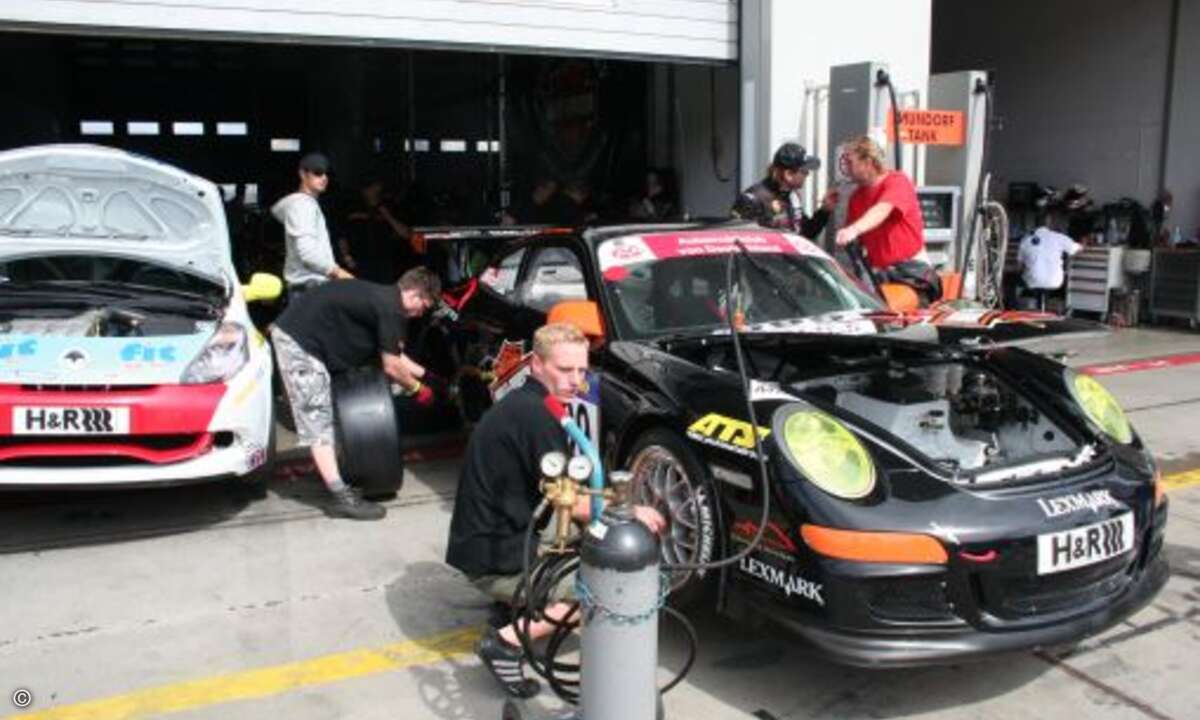 Dann wird es ernst und der Beifahrersitz verschwindet wieder aus dem Porsche.