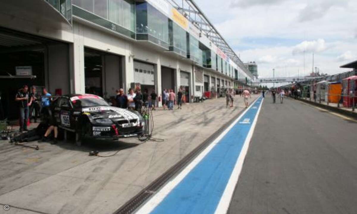 Dann heißt es für alle (funktionierenden) Autos: Die Boxengasse räumen