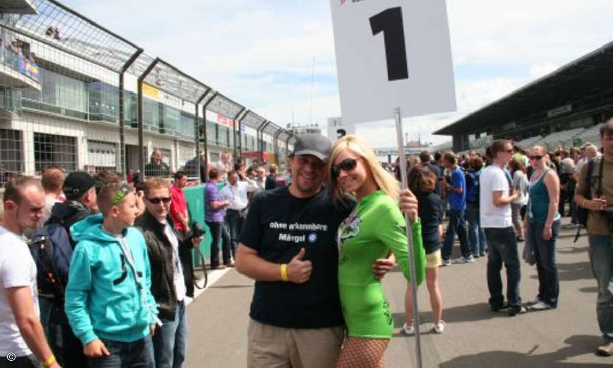 Dort warten schon die Grid Girls auf die Nr. 1