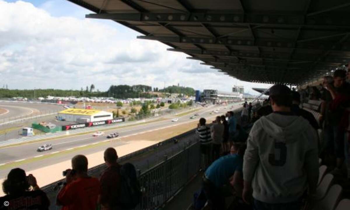 Gespannt warten die Zuschauer auf den fliegenden Start .