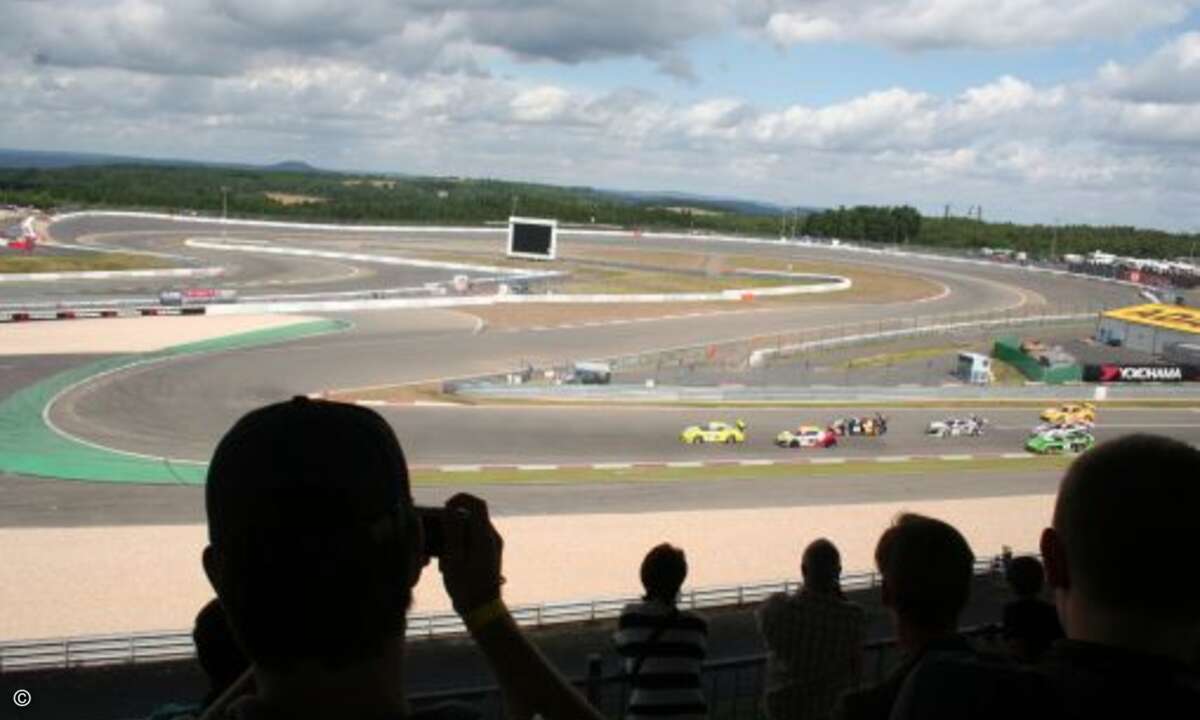 Endlich dröhnen die Flitzer mit atemberaubender geschwindigkeit Seite an Seite heran ...