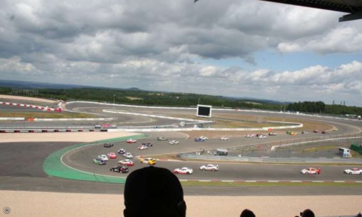 ...  und schiessen direkt auf eine scharfe Kurvenkombination zu ...