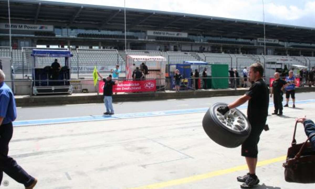 Höchst taktisch planen die Teams ihre Boxenstopps. Doch auch im Rennsport gelingt nicht immer alles wie geplant.