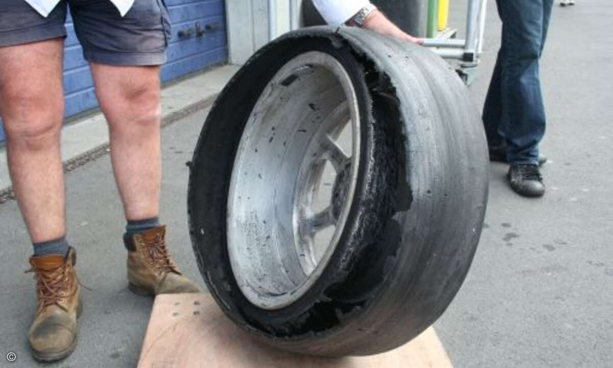 Ein Reifenplatzer bei Tempo 250 ist mehr als ungemütlich, für die fahrer jedoch fast schon Routine.