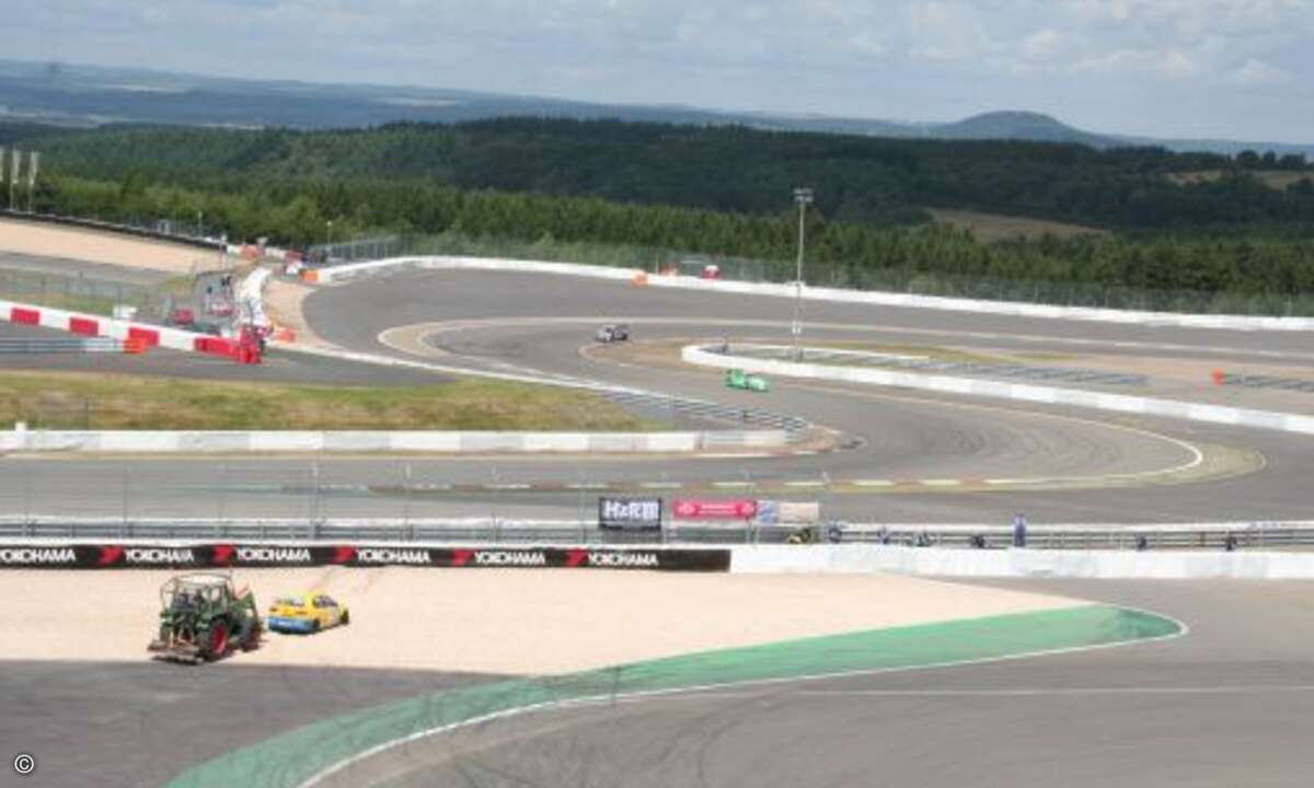 Und während der kleine BMW weiter den Porsche jagt, muss ein Seat aus dem Kiesbett gerettet werden.