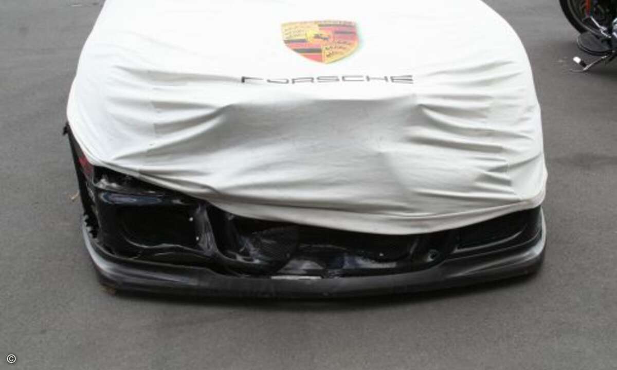 Leider nur wird auch der Harley-Porsche unverschuldet in einen Crash verwickelt.