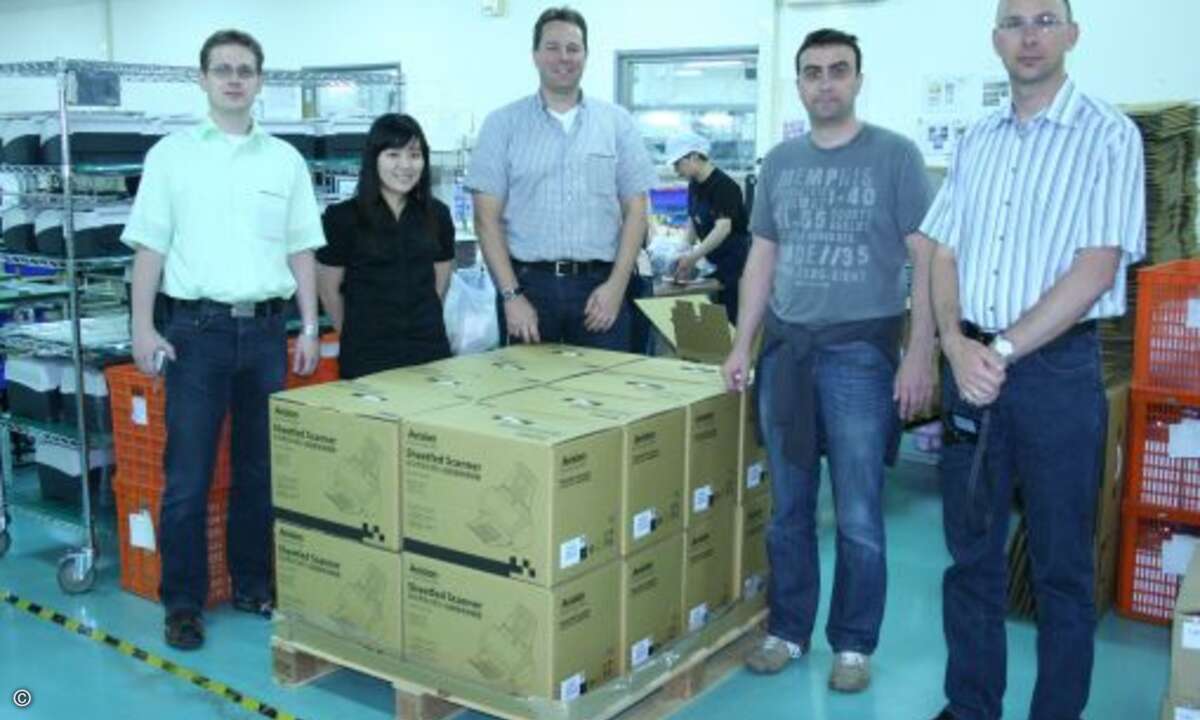 Stefan Brill von Inactio, Ping Cheng von Avision, Christian Kowalewski von Inactio, Jan Höppner von Inactio und Manfred Grandis von BHS Binkert besichtigen die Produktionsstätten von Avision in Taiwan