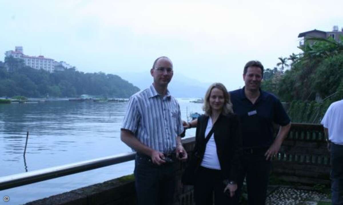Manfred Grandis von BHS Binkert, Susanne Klaus von Exactcode und Christian Kowalewski von Inactio genießen den Blick auf den Sun Moon Lake