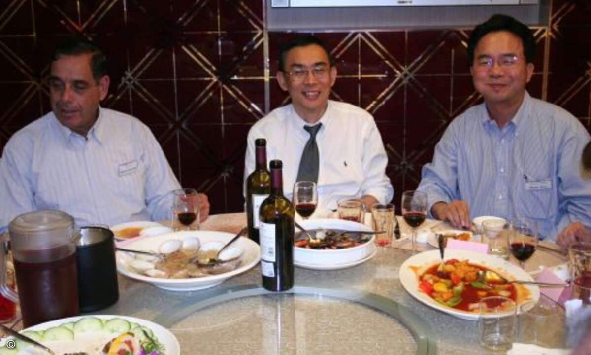 Avision Vice President Charlie Chou (mitte) lud seine Gäste zu verschiedenen Taiwanesischen Köstlichkeiten ein