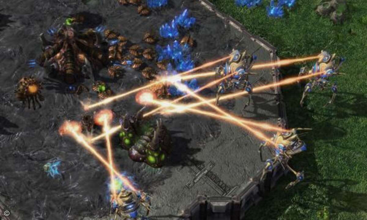 Die Colossus der Protoss machen ihrem namen alle Ehre, wenn sie gegen eine feindliche Basis vorrücken und die Gegner in Angst und Schrecken versetzen.