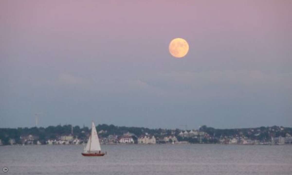 Vollmond am Rande des Kieler Hafens