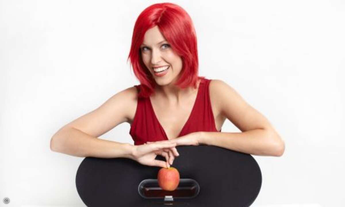Motiv Adam, IFA und der Apfel: Miss IFA präsentiert die Docking Fidelio Primo DS9000 Docking Station von Philips für den iPod.