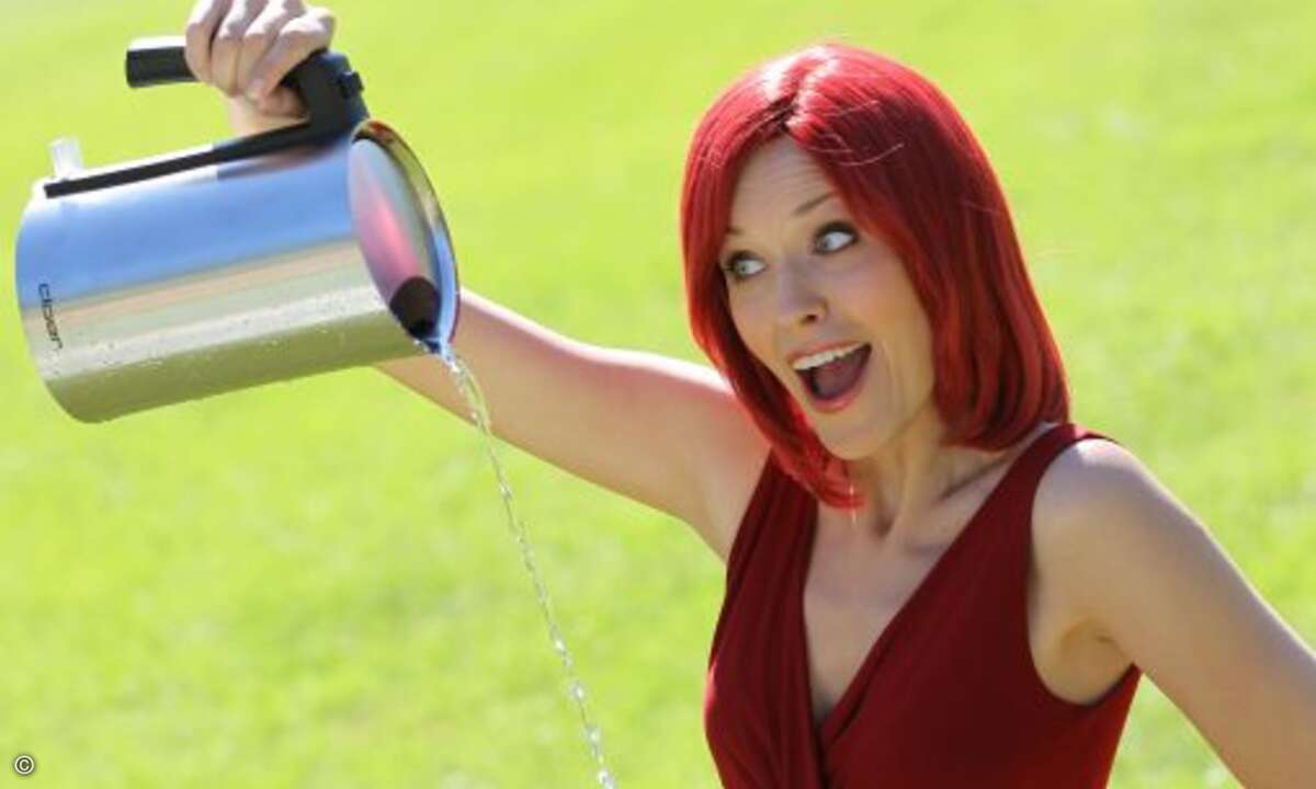 Vorsicht, heiß: Wasser kocht Miss IFA mit dem Cool Wall Wasserkocher 4909 von Cloer.