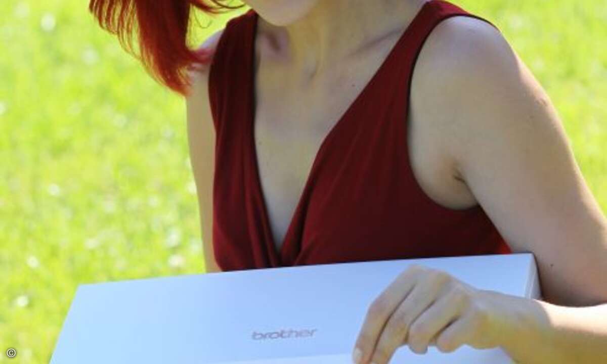 Miss IFAs Lieblingsbruder: Der DCP-195C Inkjet Flachbett Drucker von brother druckt die Farben, die sie sehen will.