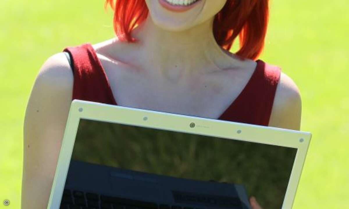 So macht die Arbeit Spaß: Miss IFA fährt auf das Q330 Notebook von Samsung ab.