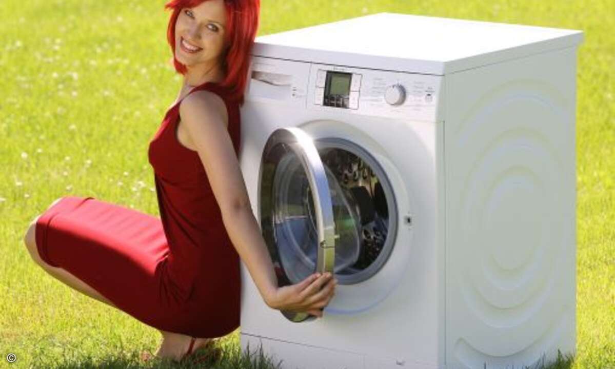 So macht man auch Männern Lust auf Waschen: Miss IFA mit der WAS 32843 von Bosch.