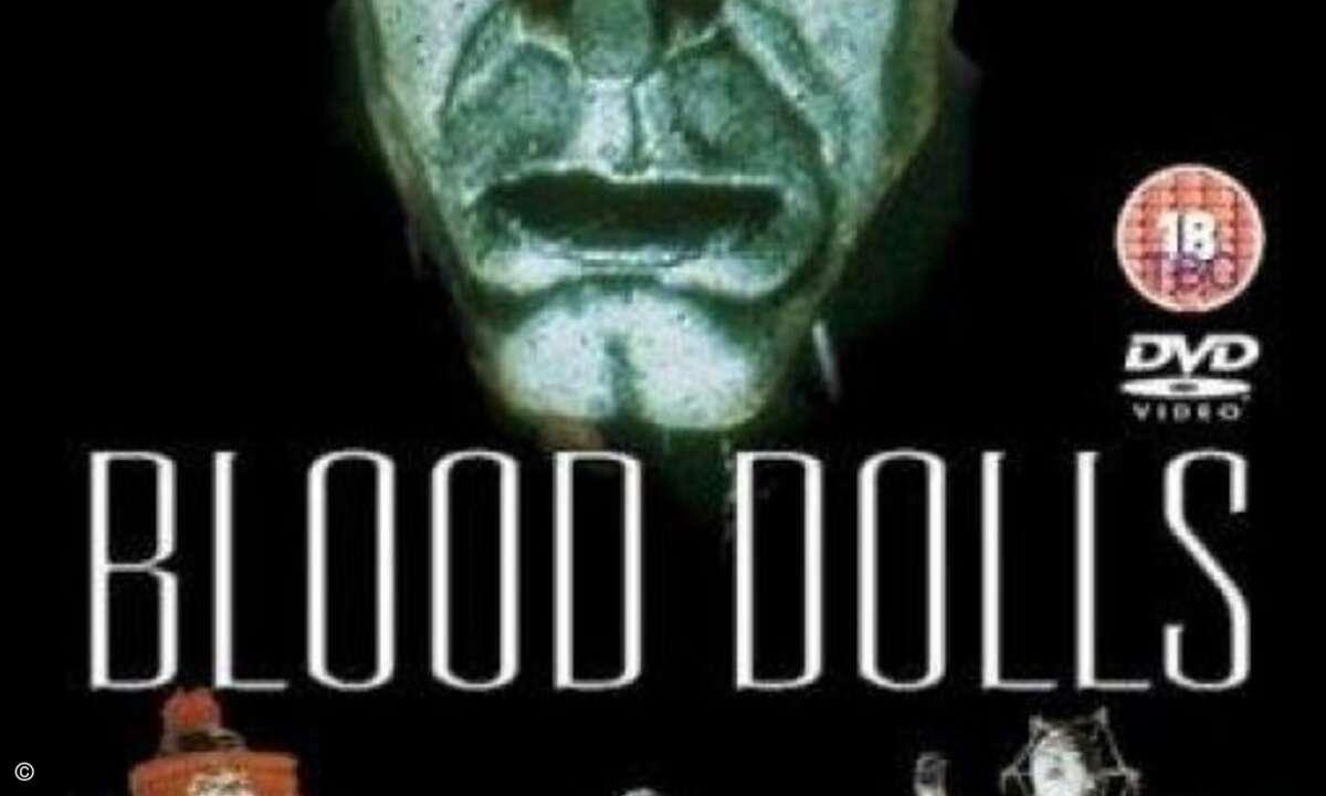 Blood Dolls (1999): Ein reicher Psychopath, der stets eine Latexmaske trägt und mit einem Liliputaner als Butler und einem Furcht einflößenden Clown für die »Drecksarbeit« zusammen auf seinem Anwesen lebt, mimt den einsamen Exzentriker und verwandelt