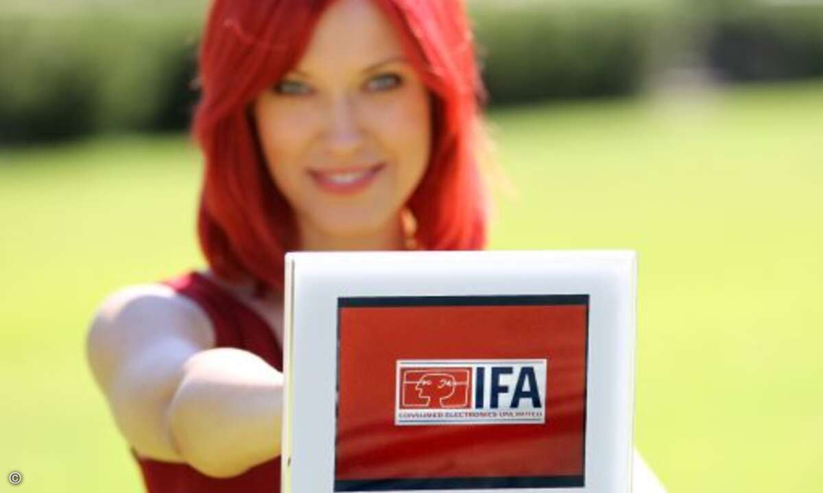 Stets im Bilde: Der digitale Bilderrahmen SPF-800W von Samsung bietet reichlich Platz für die Lieblingsbilder von Miss IFA.
