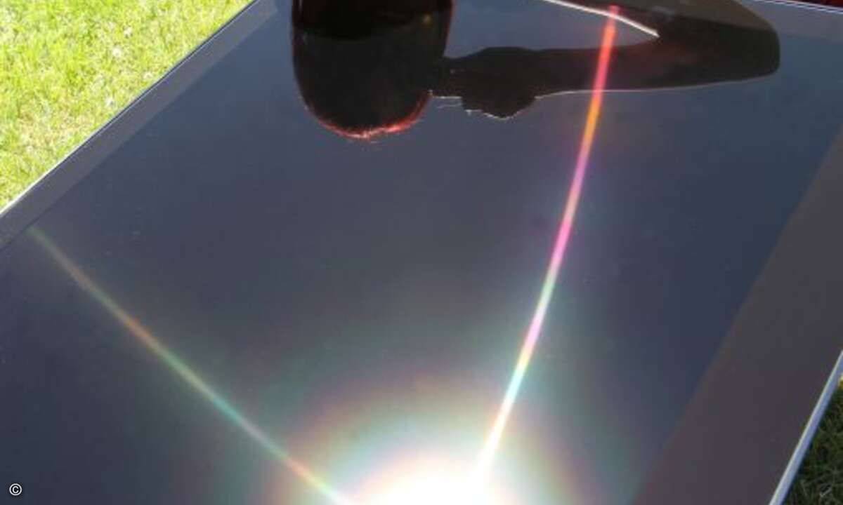 Mit der dritten Dimension sieht man besser: Miss IFA mag spannende Filme am liebsten auf dem 3D-TV KDL-46HX900 von Sony. Die dazugehörige 3D-Brille steht ihr sogar.