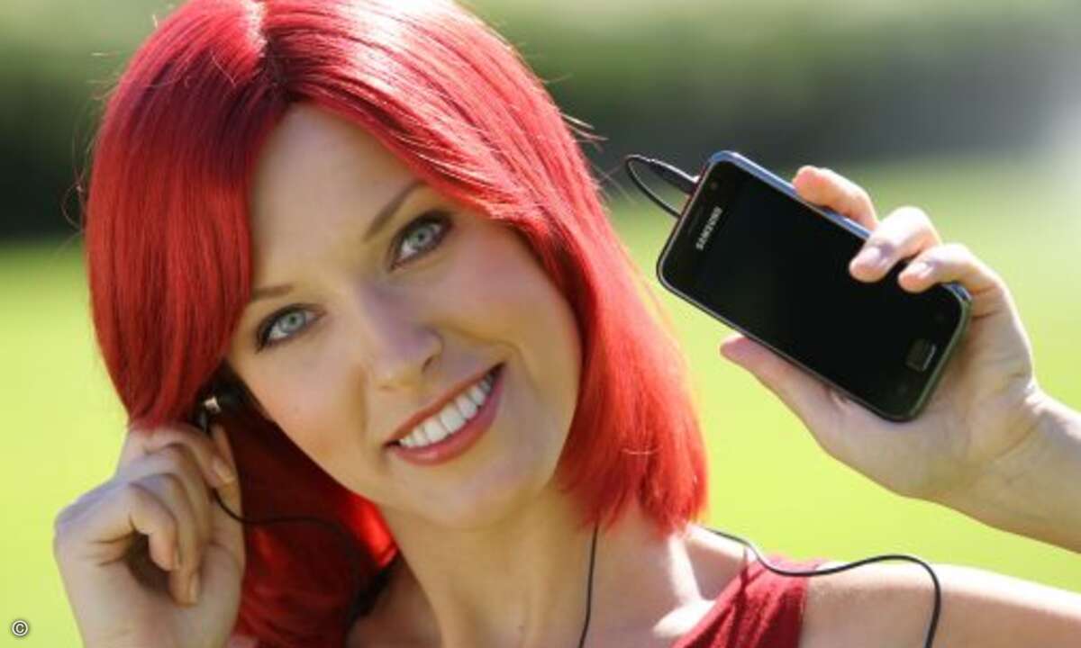 Schick und handlich: Miss IFA testet das neue Samsung Galaxy S Mobiltelefon.