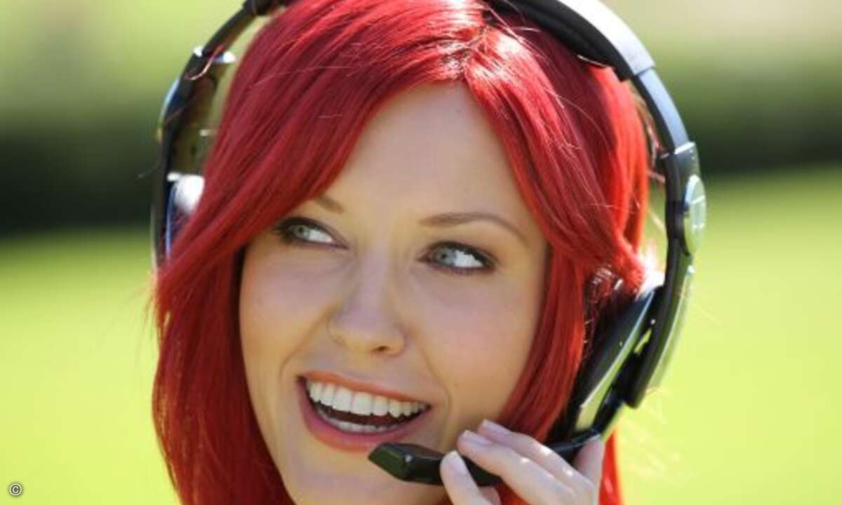Kontaktfreudig: Mit dem Sennheiser Communications Headset PC 330 ist Miss IFA in allen Lebenslagen erreichbar.