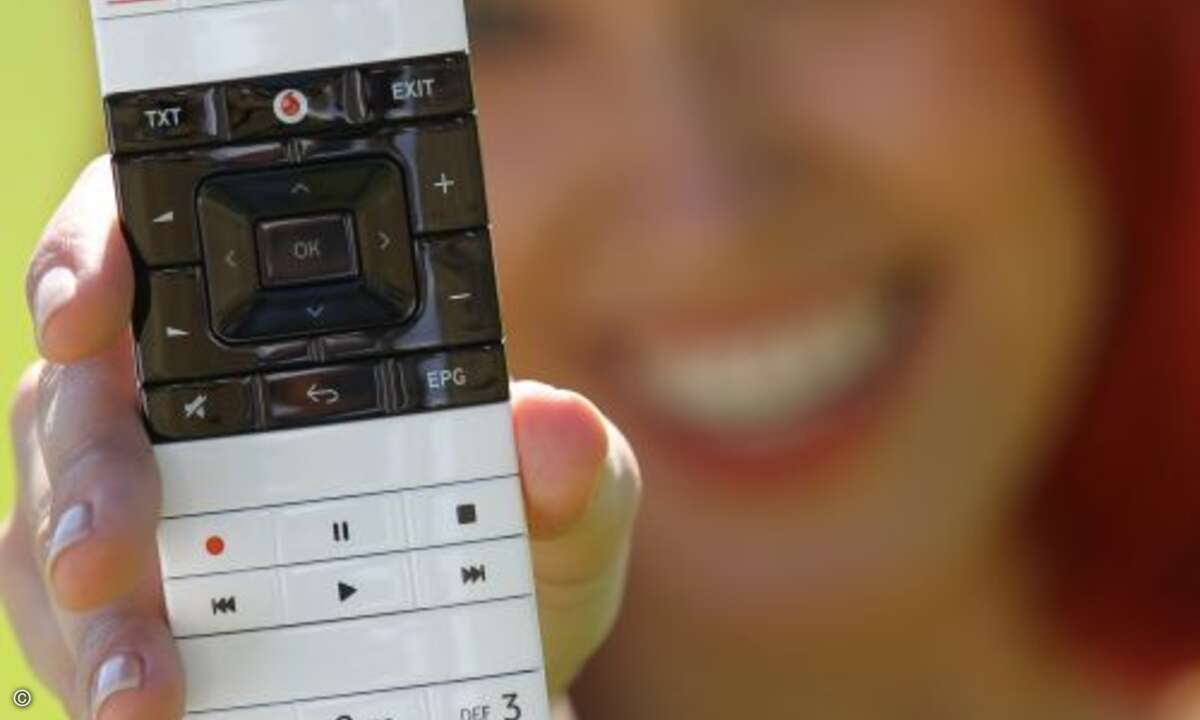 Die neue Vodafone-Fernbedienung kann zwar nicht telefonieren, hat es Miss IFA aber trotzdem angetan.