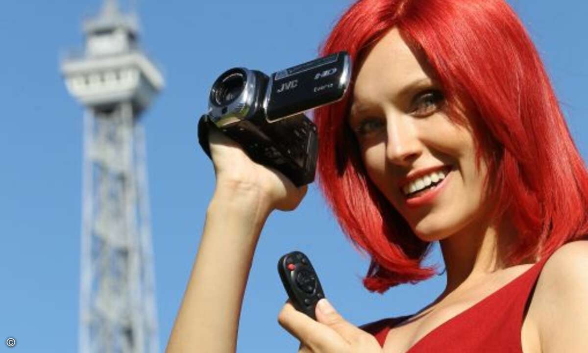 Wackelfrei filmt Miss IFA den Funkturm dank des JVC Full HD Camcorders GZ-HM335 mit zugehöriger Fernbedienung.