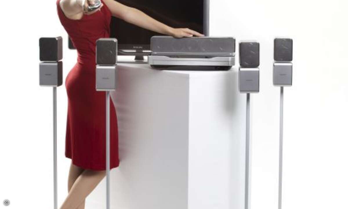 Perfektes Team: Miss IFA präsentiert den Philips 3D-Fernseher 46PFL8605K und das HTS9520 HD Home Entertainment System mit 360Sound von Philips.