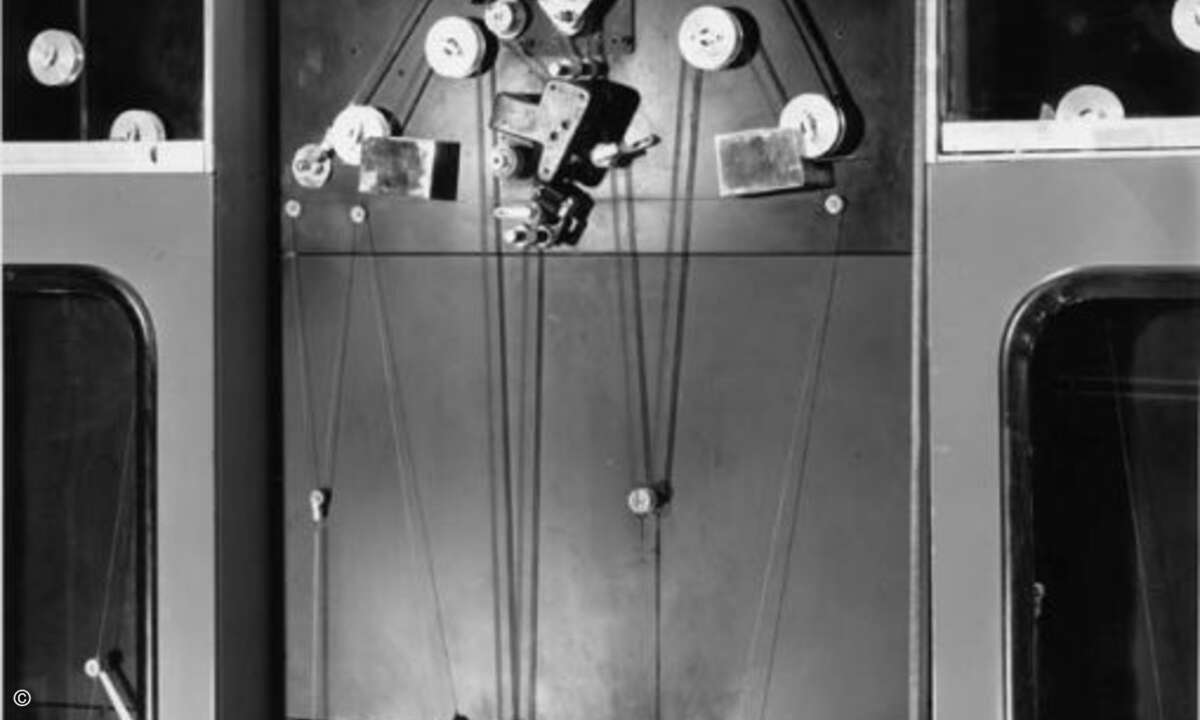 Das älteste magnetische Festplattenlaufwerk ist über 50 Jahre alt. Bei der Größe eines Kühlschranks konnten damals lediglich 4,4 MB gespeichert werden. Wenn man 1 GB Speicherplatz erwerben wollte, kostete das obendrein noch schlappe 10 Mio. US-Dollar