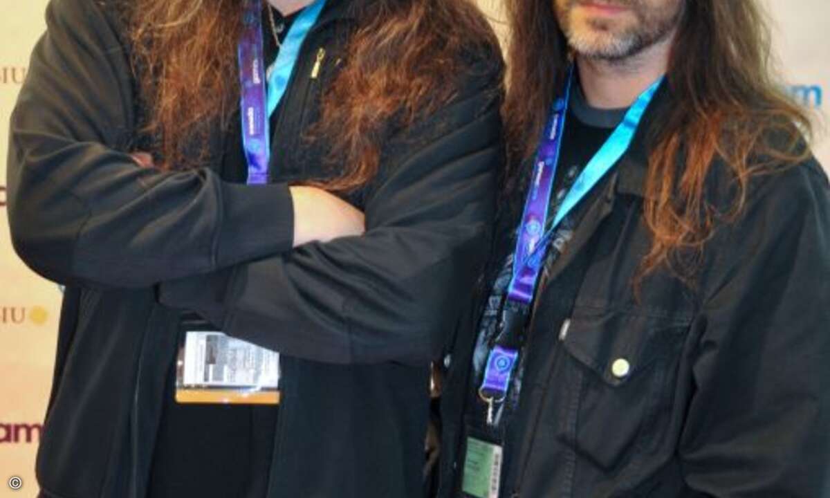 Zwar auch lange Haare, aber als Messe-Babes gehen sie nicht durch: Andre Olbrich und Marcus Siepen von der Band Blind Guardian