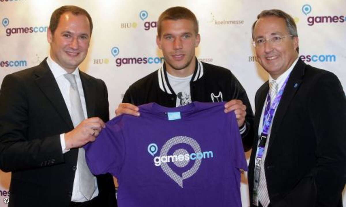 Olaf Wolters vom Bundesverband Interaktive Unterhaltungssoftware und Messechef Kuhrt nahmen den Kölner Liebling und Fußball-Nationalspieler Lukas Podolski in ihre Mitte