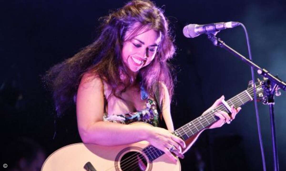 Aura Dione auf der Bühne beim Gamescom Festival am Rudolfplatz