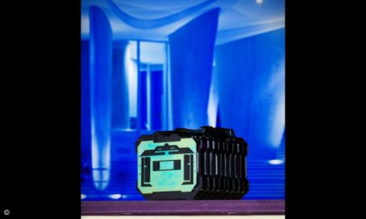 Das „Recognizer“-Projekt der beiden Brüder Thomas und Stefan Blaß wiederum scheint direkt aus der Zukunft zu kommen und erinnert mit seinen schwarzen Plexiglas- Elementen an den Film-Klassiker Tron.