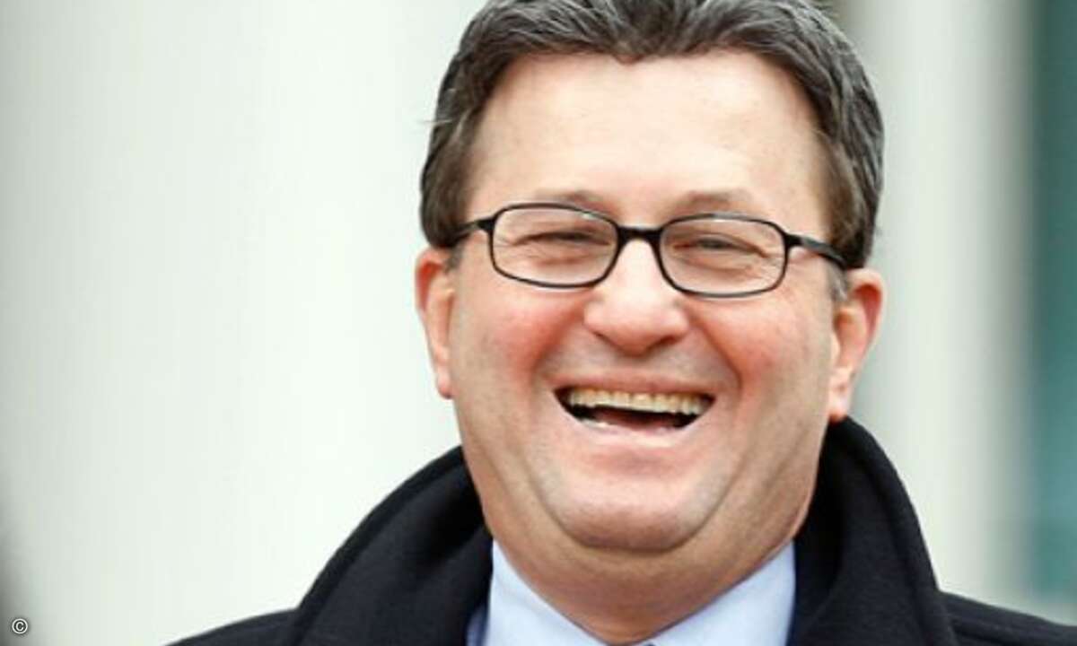 Auf dem internationalen ITK-Markt finden sich allerdings weit schlimmere Vergehen als Schuhmachers, die zu spektakulären Rücktritten führten. Joseph Nacchio beispielsweise handelte als Qwest-CEO antizyklisch. Während der Aktienkurs des TK-Carriers a