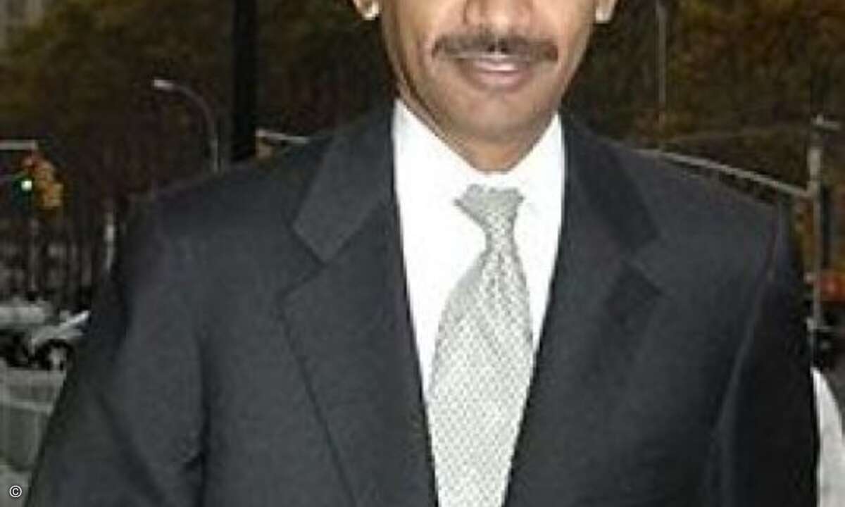 Unter der Verantwortung von Sanjay Kumar wurden die Quartalsergebnisse von Computer Associates (später CA, Inc. und heute CA Technologies) künstlich in die Höhe getrieben, indem Software-Lizenzen rückdatiert wurden. Für diese künstliche Aufblähung de