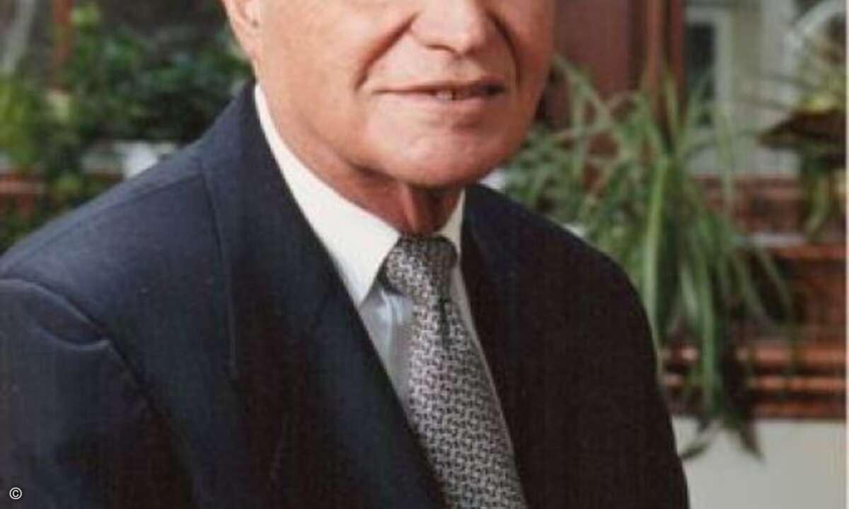 Unter der Ägide von Stephen Gardner avancierte Adelphia zu einem der größten Kabelnetzbetreiber der USA. Diese Erfolgsgeschichte trübt, dass der CEO zusammen mit seinem Sohn Timothy, der als CFO tätig war, Banken, Kreditgeber und Investoren über die