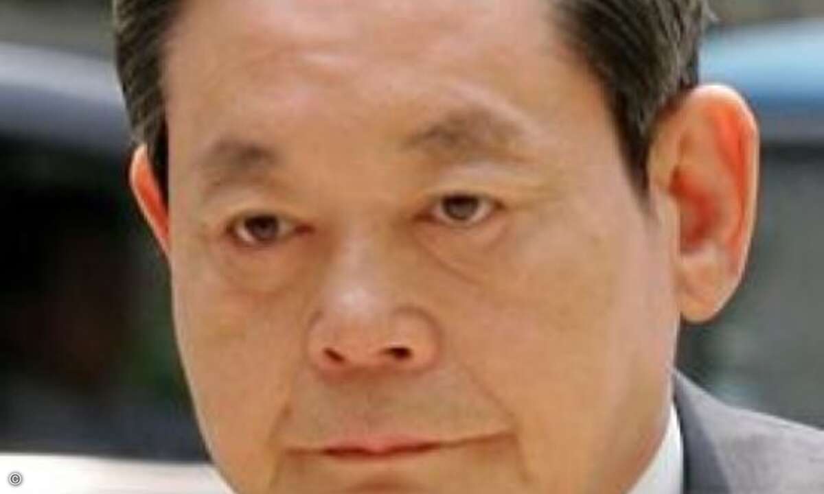 Auch Lee Kun-hee, CEO von Samsung, legte am 29. April 2008 sein Management-Amt nieder, nachdem gegen ihn Ermittlungen wegen Steuerhinterziehung eingeleitet worden waren. Allerdings gelang dem Sohn des Firmengründers der Rücktritt vom Rücktritt. Nachd