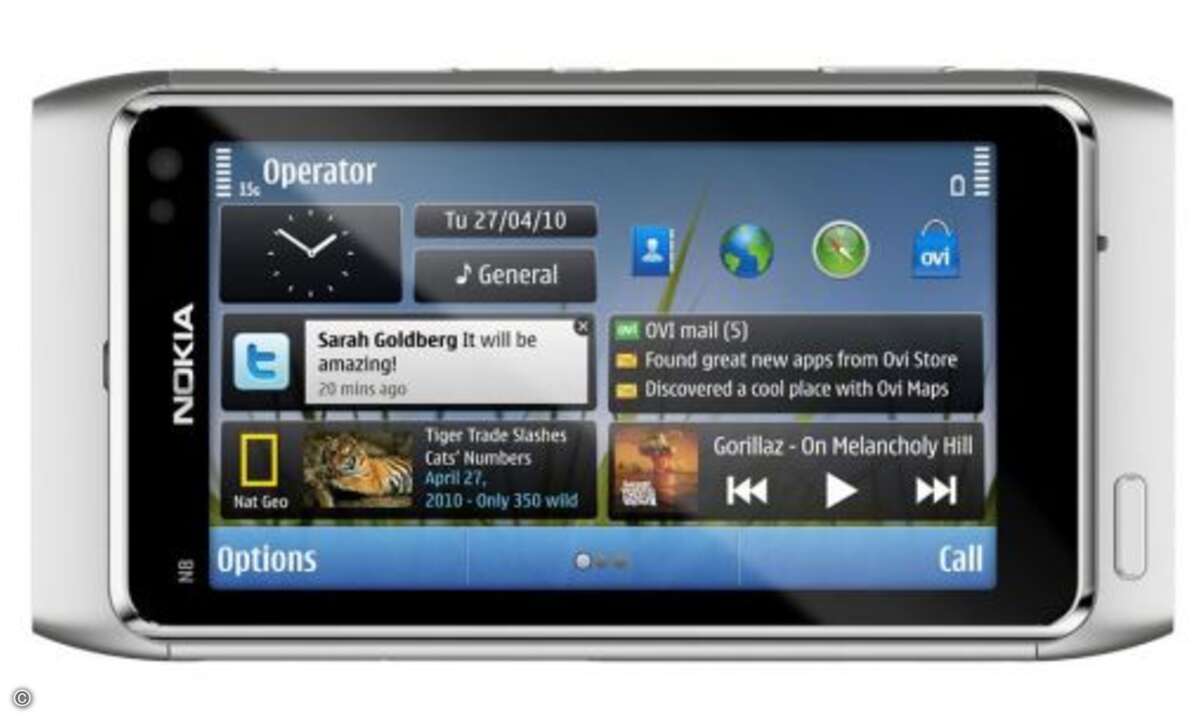 Das Nokia N8 bietet den vom N97 bekannten Startbildschirm, auf dem sich direkte Links zu häufig verwendeten Funktionen oder Widgets für Facebook oder Twitter einblenden lassen.