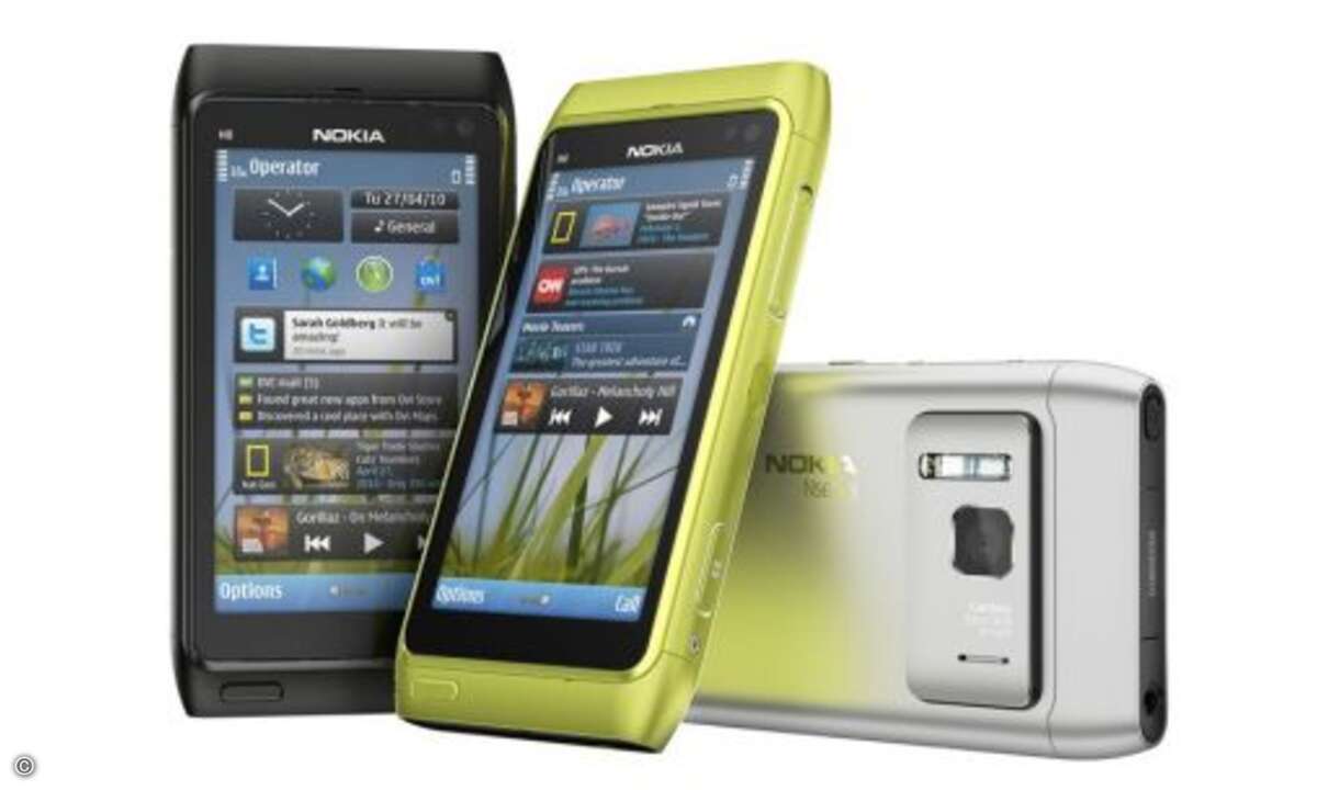 Das Gerät wird es in Deutschland in Schwarz, Silber und Grün bei den Netzbetreibern geben. Die rote und blaue Variante gibt's zunächst nur im Nokia Onlineshop.
