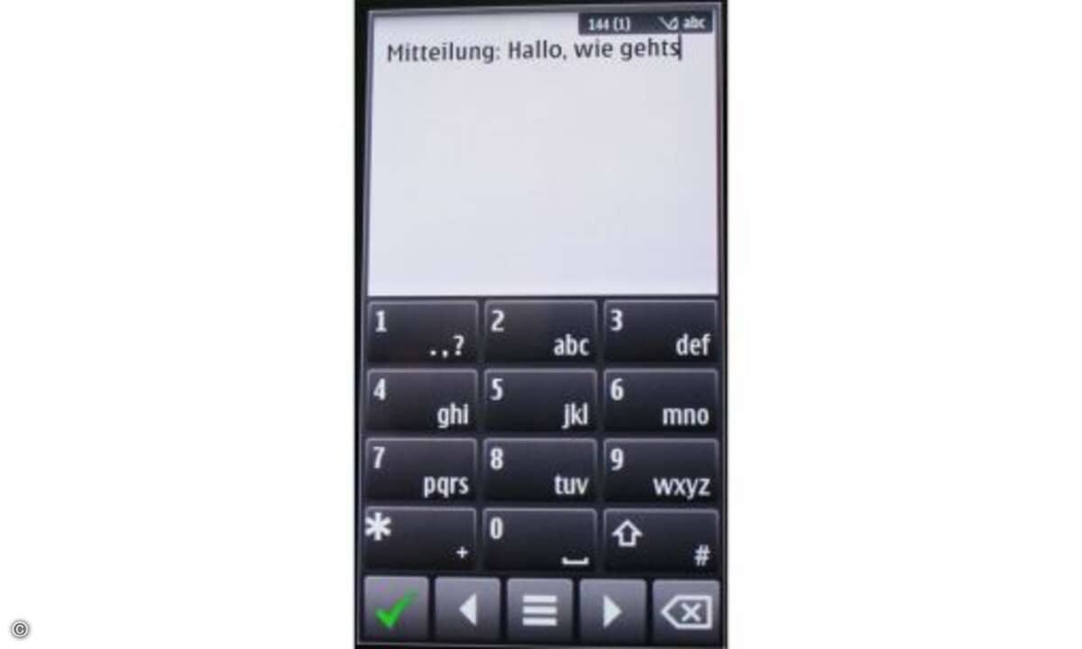 Zum Tippen steht wahlweise eine virtuelle Handy-Tastatur ....
