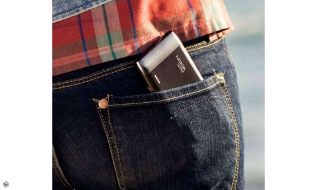 Mit einer Größe von laut Nokia 114 x 59 x 13 Millimeter und 135 Gramm Gewicht fällt das N8 in etwa so groß aus wie das Apple iPhone 4.