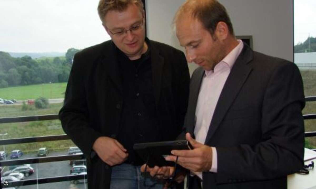 Marcell D'Avis zeigt sein 1&1 Smartpad - vertrieben wird der Tablet-PC schon bald nicht mehr