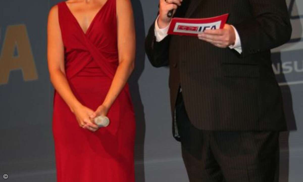 Miss IFA und Moderator Dave Graveline eröffnen die Pressekonferenz mit einem kleinen Ständchen zum 50. Geburtstag der Messe