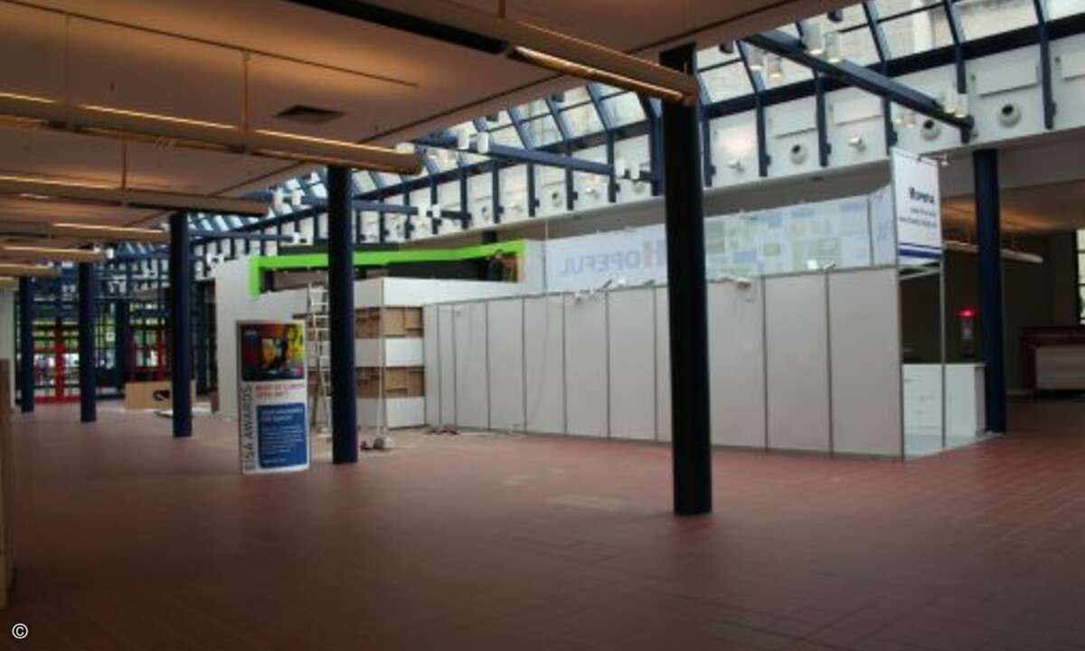 Doch in einigen Hallen wird noch kräftig aufgebaut