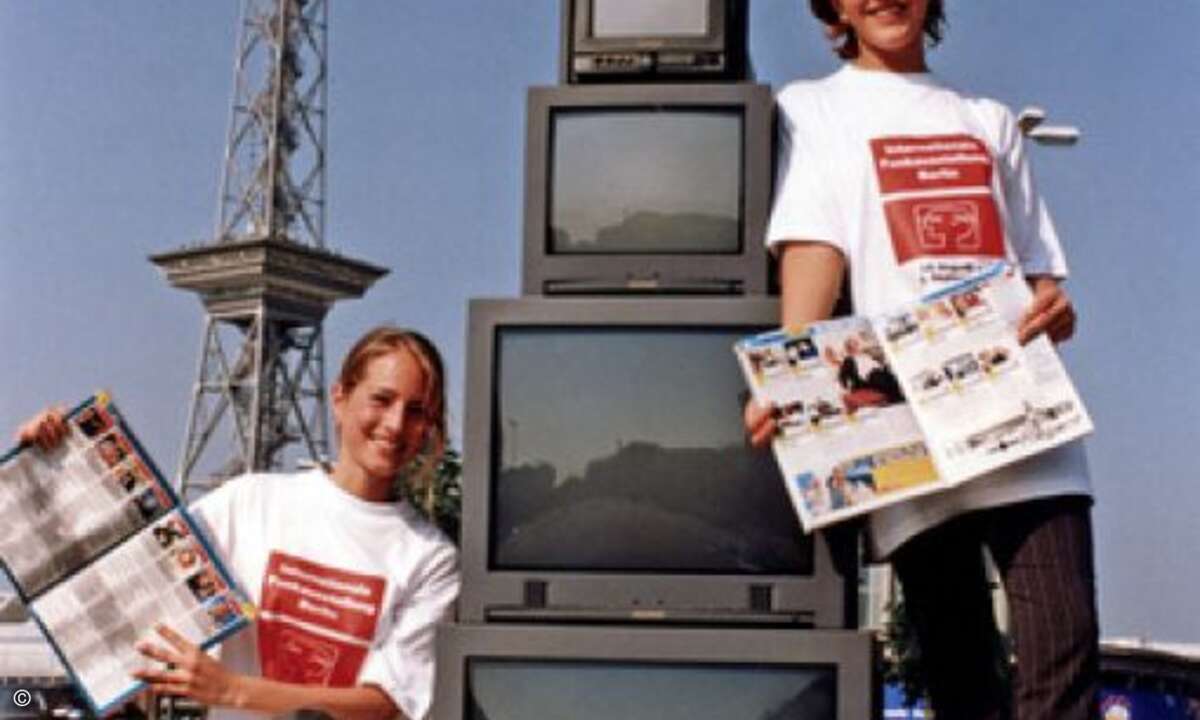 Auf der Internationalen Funkausstellung 1995 produzieren alle großen Fernsehstationen Sendungen, die per Satellit in die ganze Welt übertragen werden.