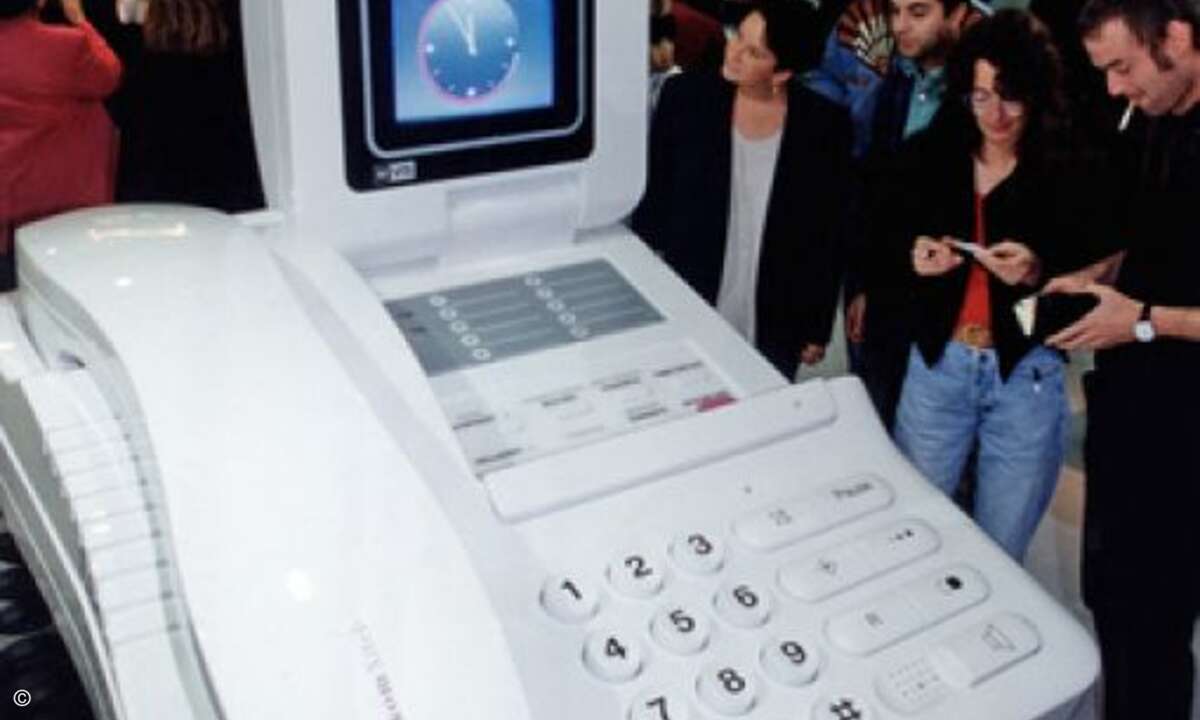 1993 präsentiert die Deutsche Bundespost TELEKOM ihr neues Komfortbildtelefon »Xitel« das trotz der unhandlichen Größe für den Privathaushalt vorgesehen ist.
