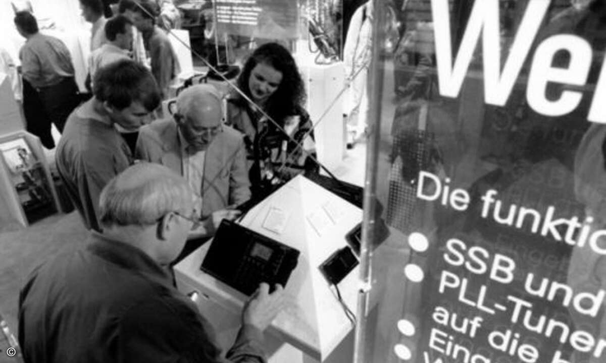 Weltempfänger sind 1991 am Stand von Siemens der Renner
