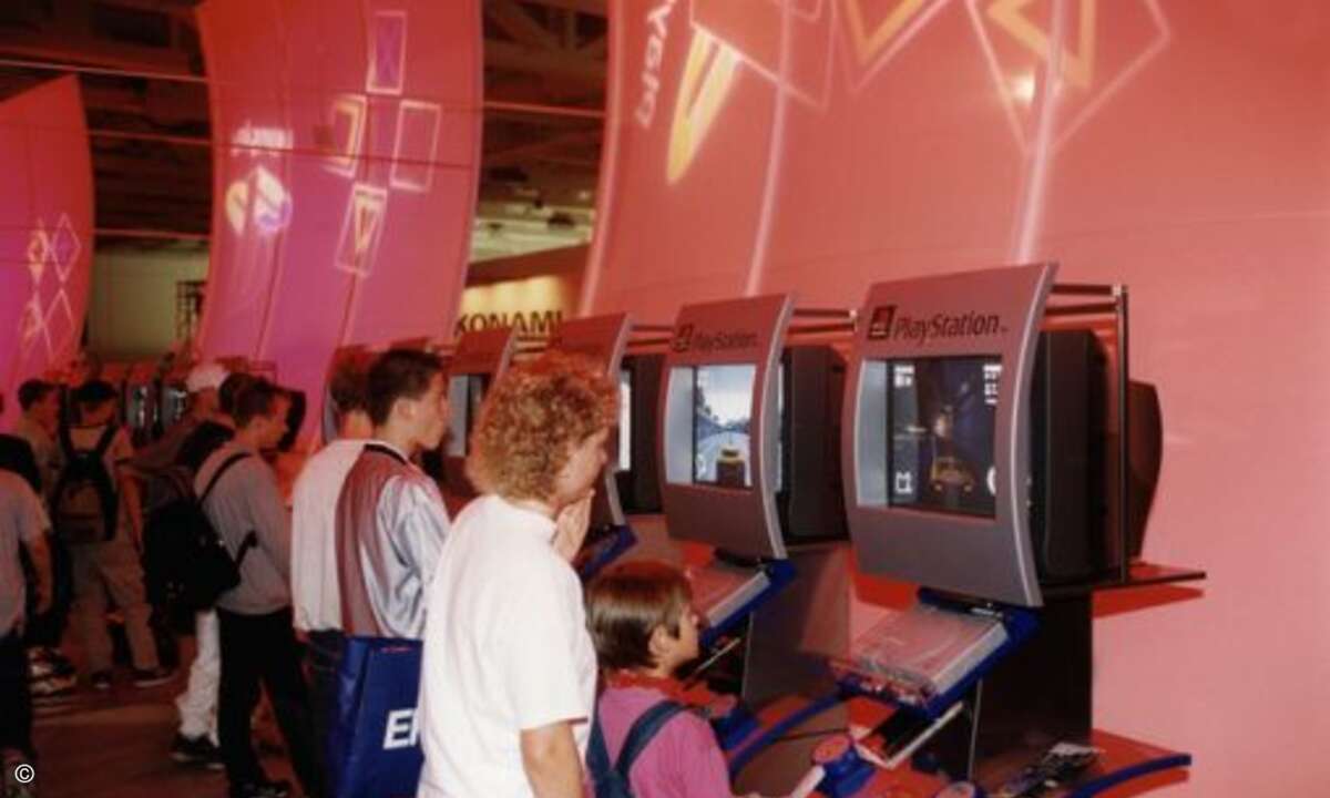 Sony präsentiert 1999 seine Spielkonsole Playstation.