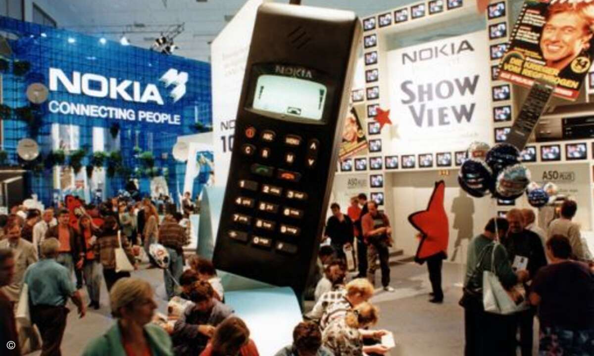 Nokia präsentiert auf der Internationalen Funkausstellung 1993das neue GSM Mobiltelefon 1011