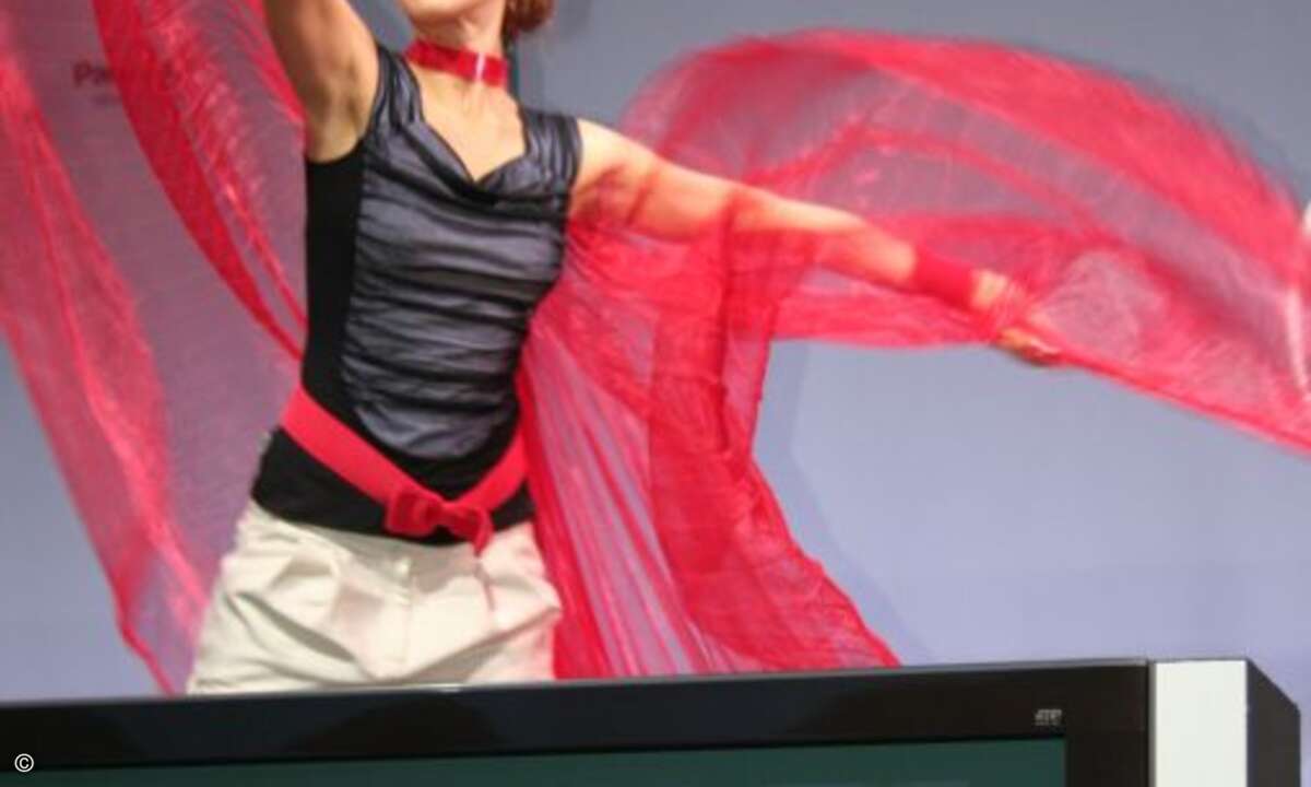 Im Hintergrund: 3-D live im Vordegrund gleichzeitig im 3-D-Fernseher
